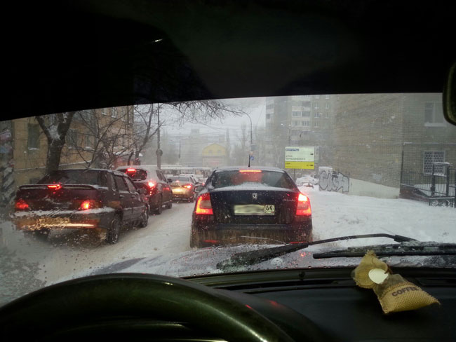 Из-за снегопада в Саратове наблюдаются огромные пробки и множество ДТП
