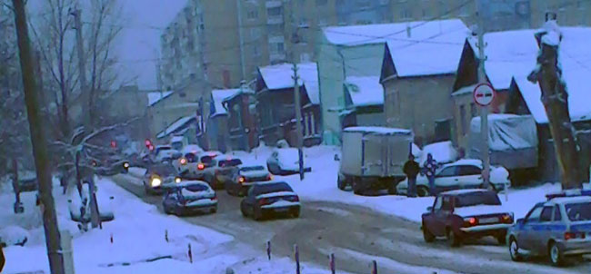 Из-за снегопада в Саратове наблюдаются огромные пробки и множество ДТП
