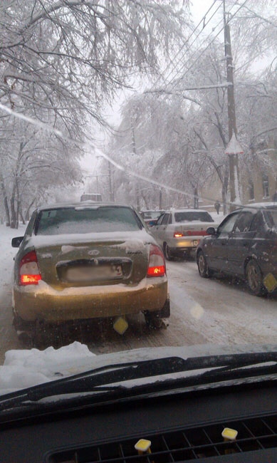 Из-за снегопада в Саратове наблюдаются огромные пробки и множество ДТП