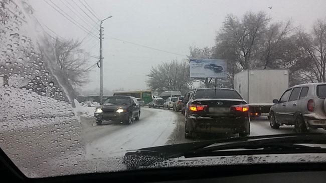 Из-за снегопада в Саратове наблюдаются огромные пробки и множество ДТП