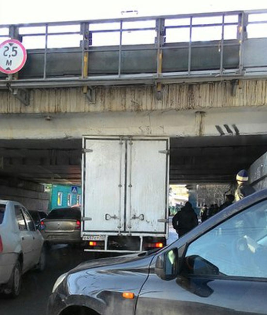 В Саратове под железнодорожным мостом застрял грузовик