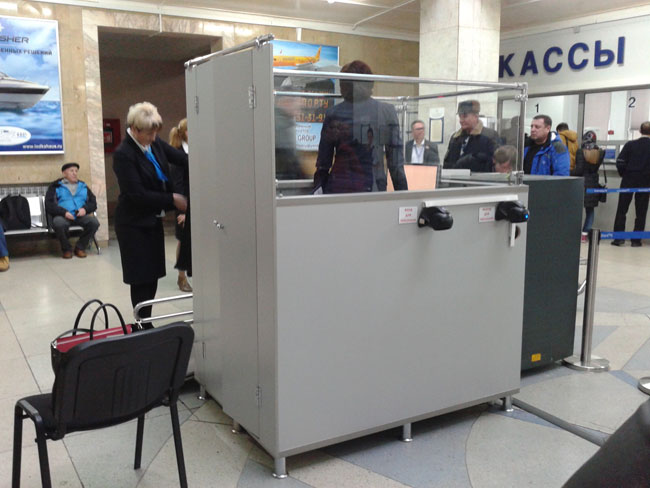 Из аэропорта Саратова не стали эвакуировать людей из-за подозрительной сумки