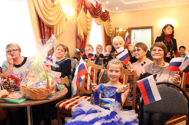 Более 300 матерей из районов Заволжья получили подарки