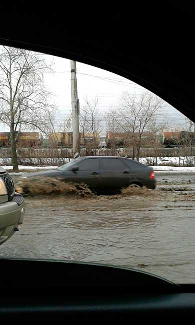 Улицу Шехурдина затопило из-за крупной коммунальной аварии