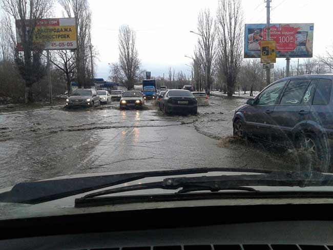 Улицу Шехурдина затопило из-за крупной коммунальной аварии