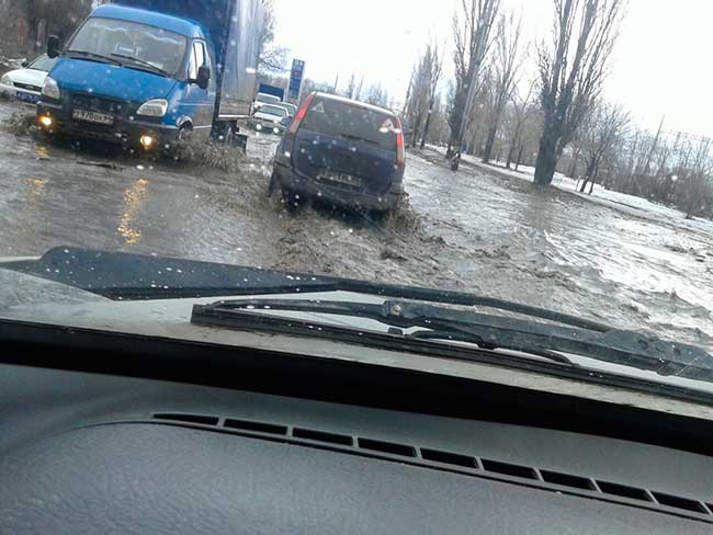 Улицу Шехурдина затопило из-за крупной коммунальной аварии