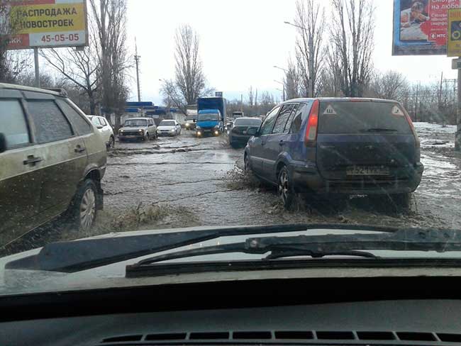 Улицу Шехурдина затопило из-за крупной коммунальной аварии