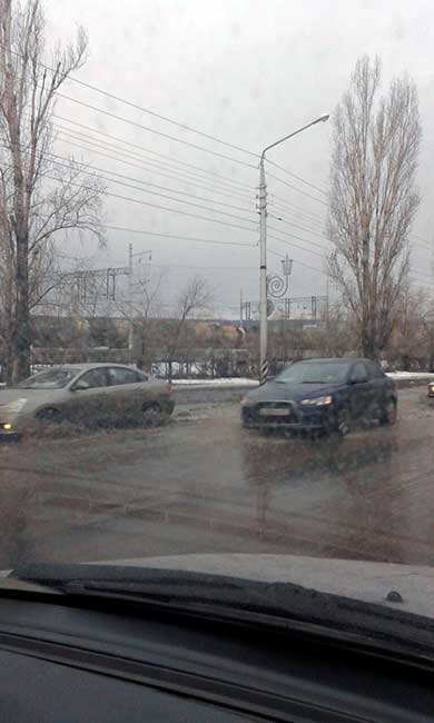 Улицу Шехурдина затопило из-за крупной коммунальной аварии