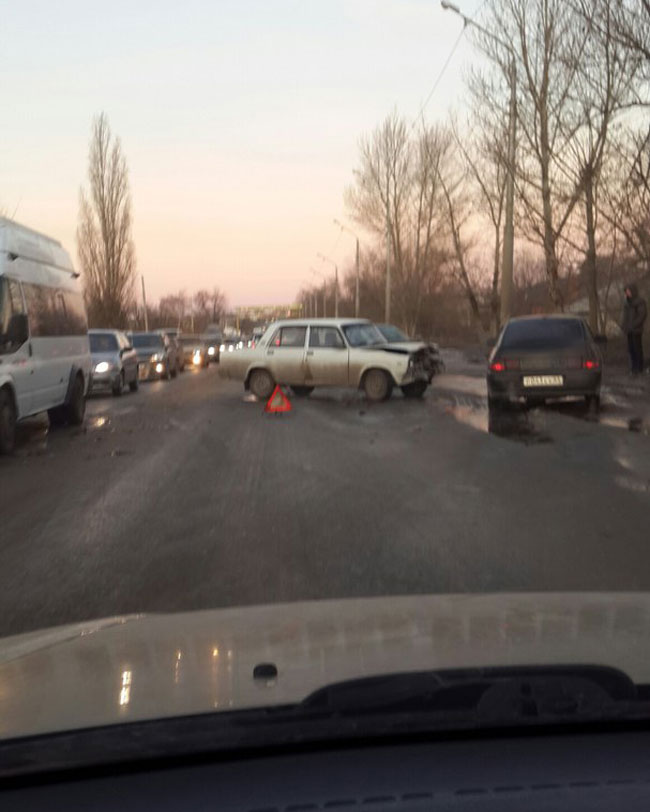 «ВАЗ» встал поперек дороги и парализовал движение в Елшанке