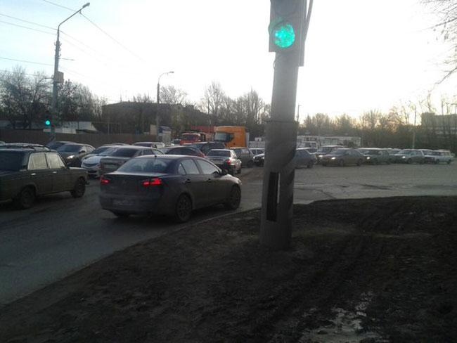 «ВАЗ» встал поперек дороги и парализовал движение в Елшанке