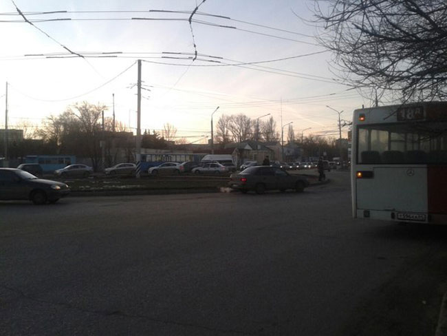 «ВАЗ» встал поперек дороги и парализовал движение в Елшанке