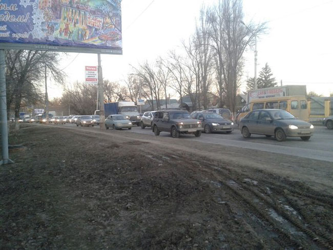 «ВАЗ» встал поперек дороги и парализовал движение в Елшанке