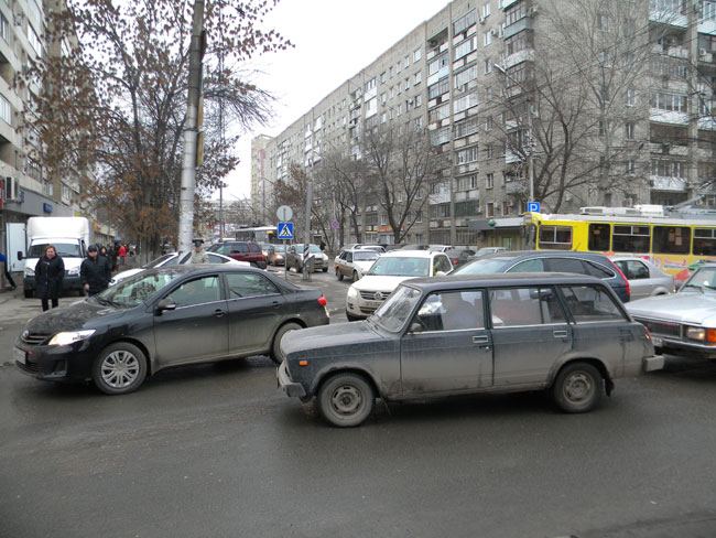 Мост через Глебучев овраг стоит в пробке из-за ДТП