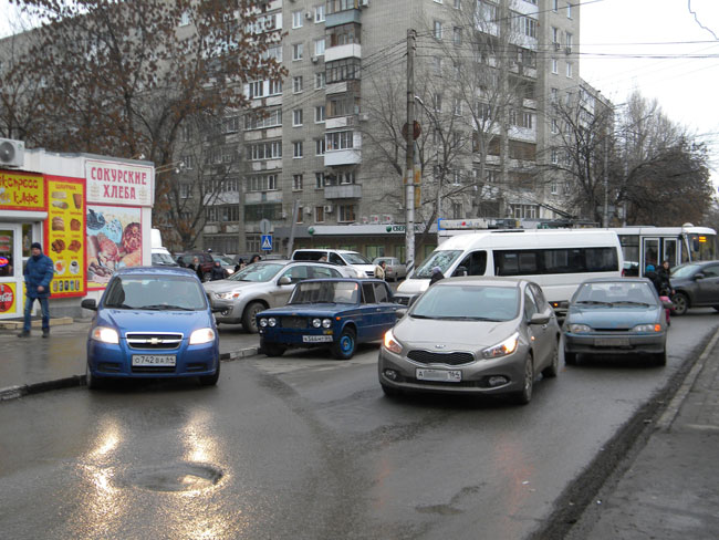 Мост через Глебучев овраг стоит в пробке из-за ДТП
