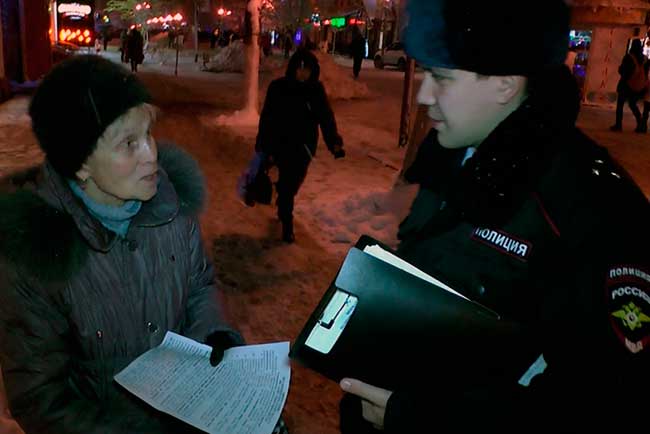 Полицейские предупредили людей на почте о мошенниках