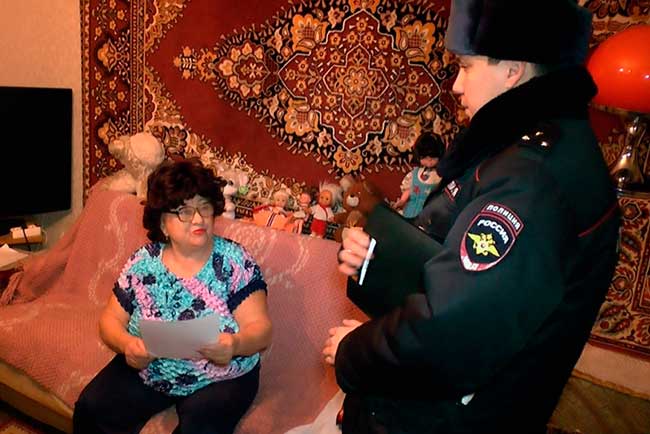 Полицейские предупредили людей на почте о мошенниках