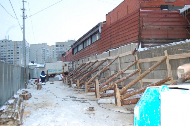 На Лунной начался ремонт подпорной стенки