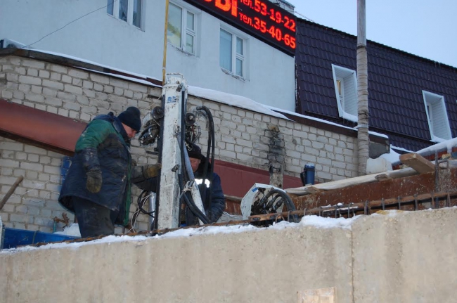 На Лунной начался ремонт подпорной стенки