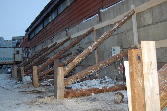 На Лунной начался ремонт подпорной стенки