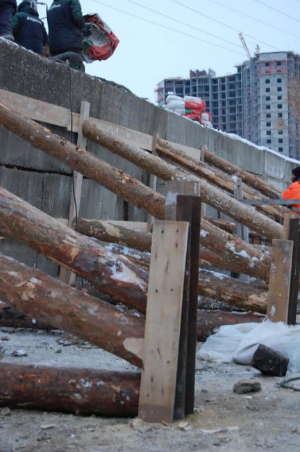 На Лунной начался ремонт подпорной стенки