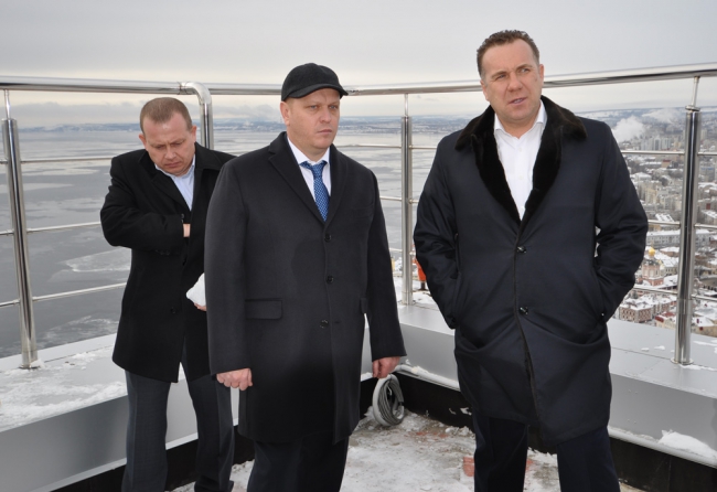 Олег Грищенко осмотрел самый высотный дом в Саратове