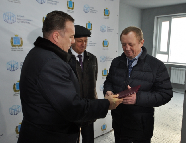 Олег Грищенко осмотрел самый высотный дом в Саратове