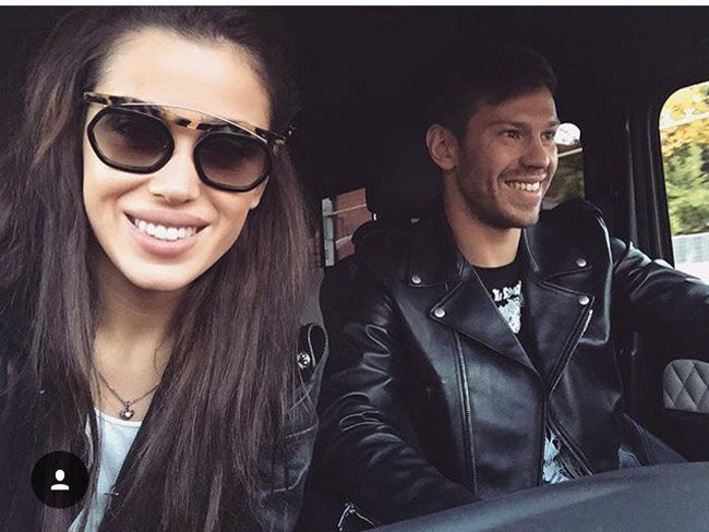 У футболиста Смолова появилась новая девушка-модель