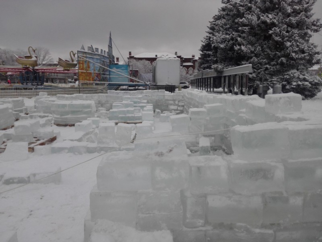 На Театральной площади строят снежную горку и ледяной городок