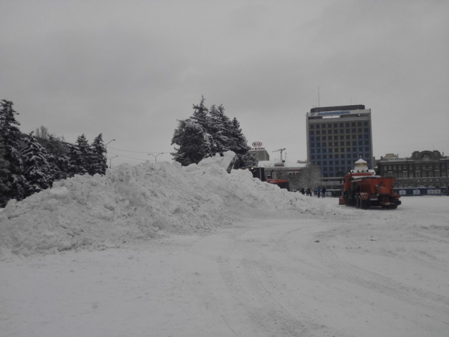 На Театральной площади строят снежную горку и ледяной городок