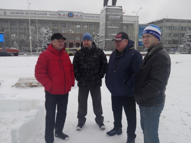 На Театральной площади строят снежную горку и ледяной городок