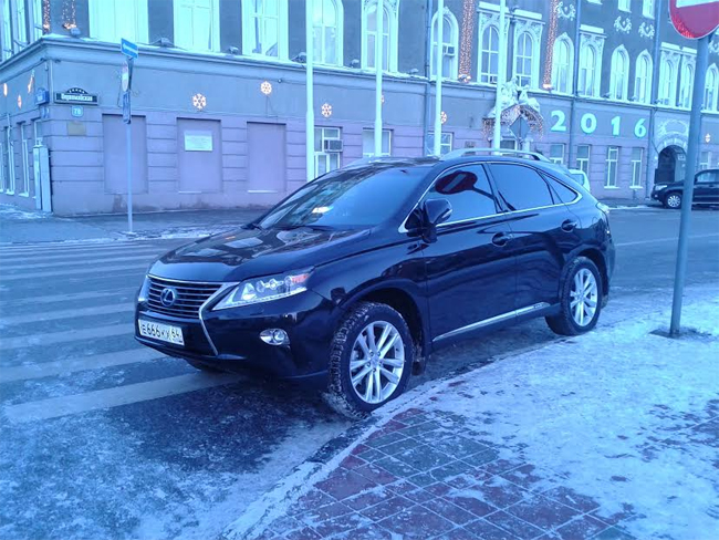 У мэрии «Лексус» с госномером «666» перекрыл дорогу пешеходам