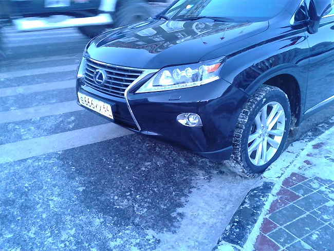 У мэрии «Лексус» с госномером «666» перекрыл дорогу пешеходам