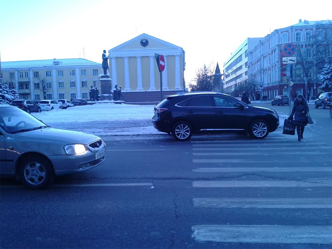 У мэрии «Лексус» с госномером «666» перекрыл дорогу пешеходам