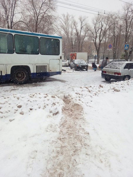 В Заводском районе автобус столкнулся с двумя легковушками