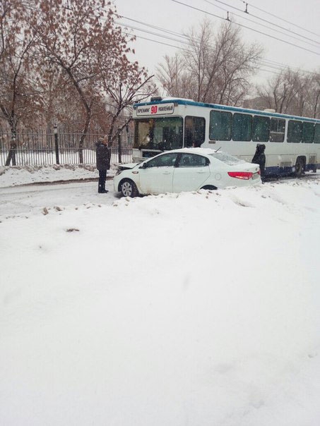 В Заводском районе автобус столкнулся с двумя легковушками
