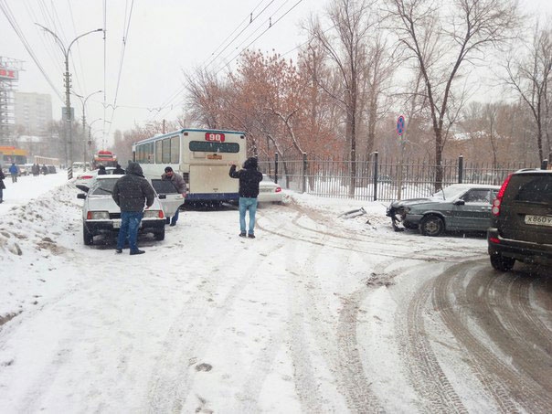 В Заводском районе автобус столкнулся с двумя легковушками