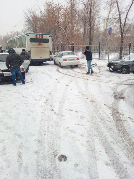 В Заводском районе автобус столкнулся с двумя легковушками