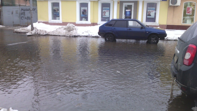 Водоканал обещает откачать воду с места аварии на Чапаева