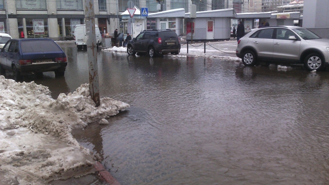 Водоканал обещает откачать воду с места аварии на Чапаева