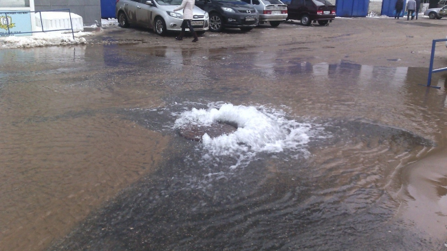 Водоканал обещает откачать воду с места аварии на Чапаева