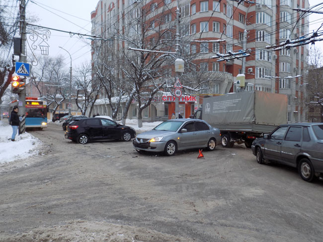 На Чернышевского из-за ДТП заблокировано движение автомобилей