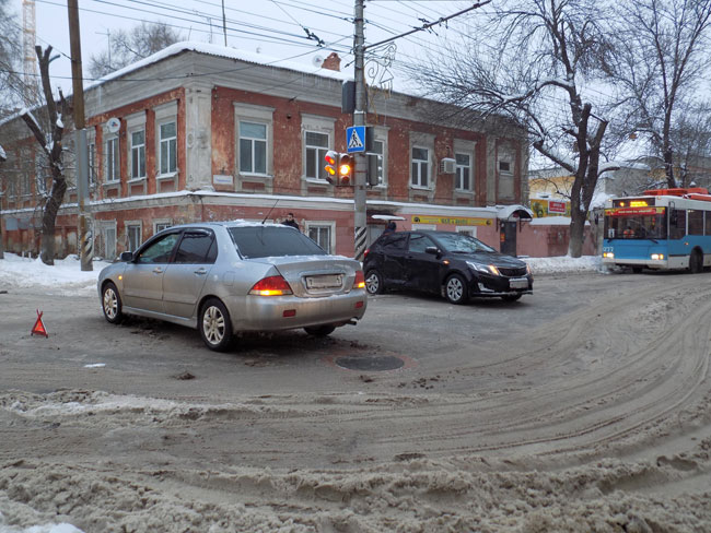 На Чернышевского из-за ДТП заблокировано движение автомобилей