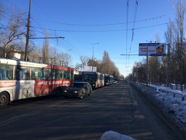 На проспекте 50 лет Октября затор из-за аварии с участием фуры