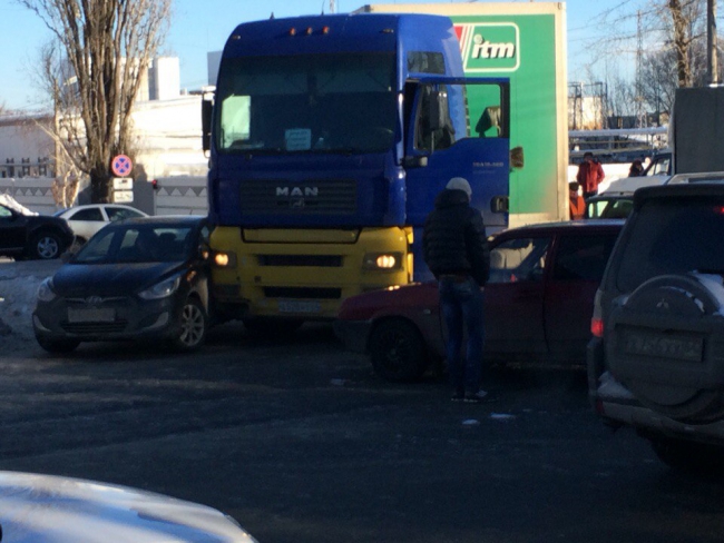 На проспекте 50 лет Октября затор из-за аварии с участием фуры