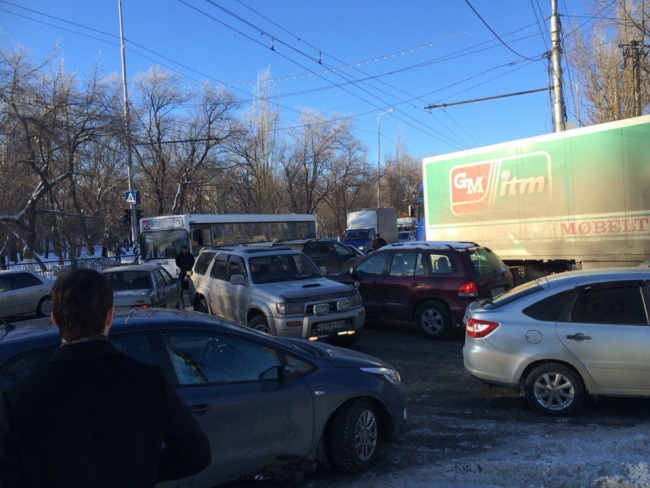 На проспекте 50 лет Октября затор из-за аварии с участием фуры