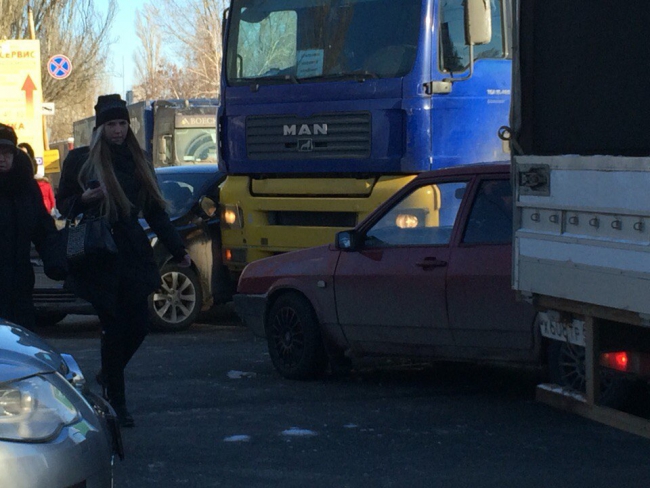 На проспекте 50 лет Октября затор из-за аварии с участием фуры