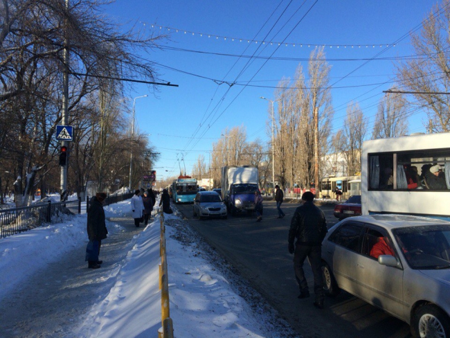 На проспекте 50 лет Октября затор из-за аварии с участием фуры