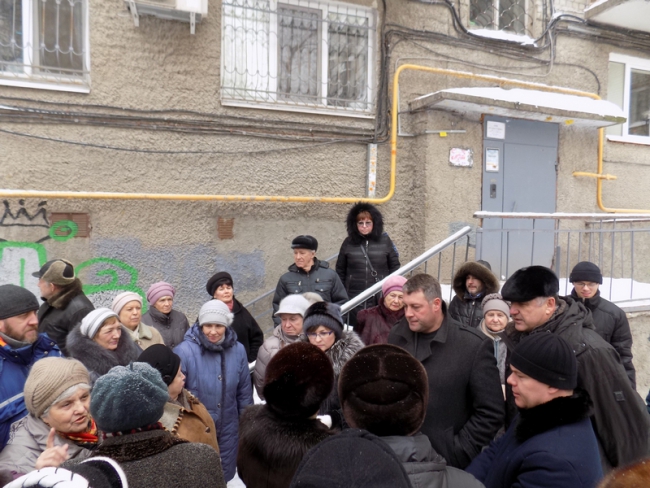 Сенатору Боковой пожаловались на зловоние и гнилые трубы в многоэтажке на Московской