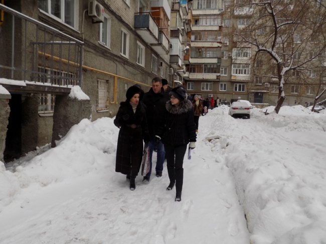 Сенатору Боковой пожаловались на зловоние и гнилые трубы в многоэтажке на Московской