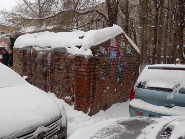 Сенатору Боковой пожаловались на зловоние и гнилые трубы в многоэтажке на Московской